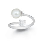 Contrariè ring in 18 kt white gold with square pavé diamonds and 7-7.50 mm sea pearl - AD720-4B