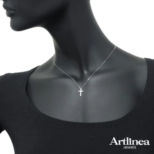 Photo to be taken as a reference for the size of the jewel.