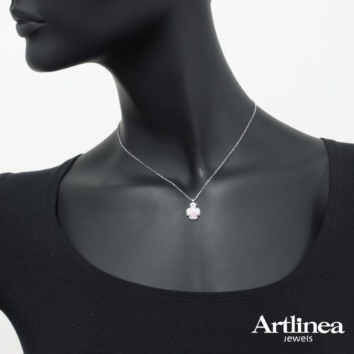 Photo to be taken as a reference for the size of the jewel.
