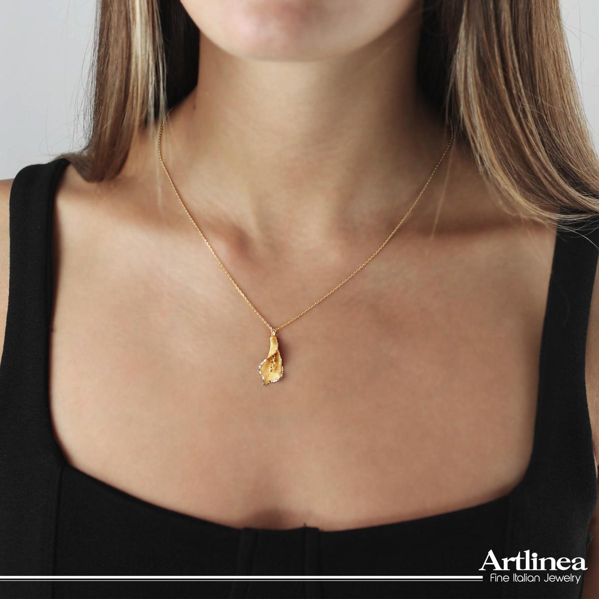 Photo to be taken as a reference for the size of the jewel.