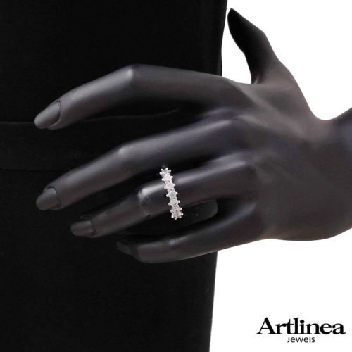 Classic Riviera ring with 6 diamonds