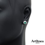 Photo to be taken as a reference for the size of the jewel.