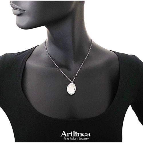 Photo to be taken as a reference for the size of the jewel.