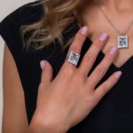 Photo to be taken as a reference for the size of the jewel.