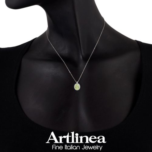 Photo to be taken as a reference for the size of the jewel.