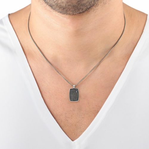 Photo to be taken as a reference for the size of the jewel.