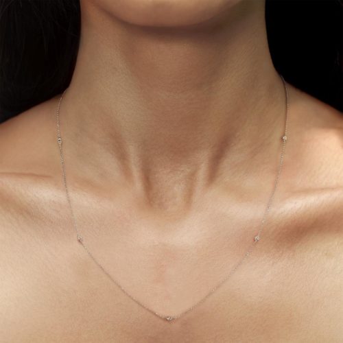 Photo to be taken as a reference for the size of the jewel.