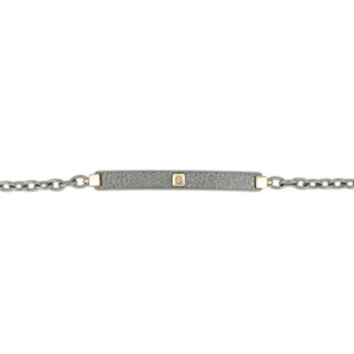 Photo to be taken as a reference for the size of the jewel.