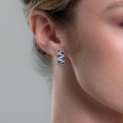 Photo to be taken as a reference for the size of the jewel.
