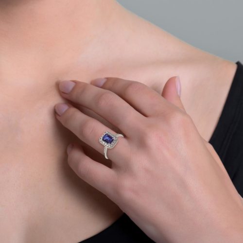 Photo to be taken as a reference for the size of the jewel.