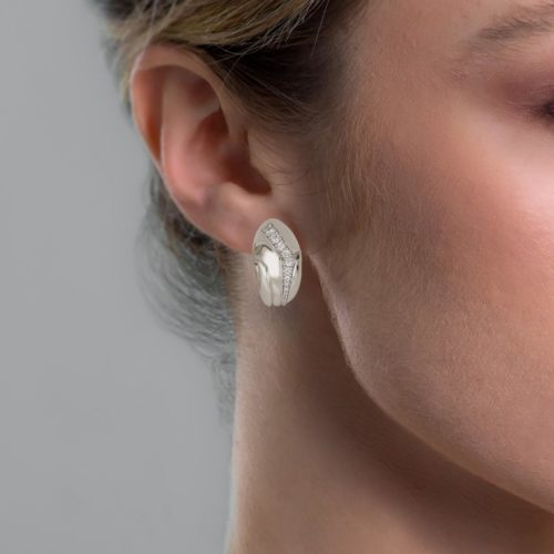 Photo to be taken as a reference for the size of the jewel.