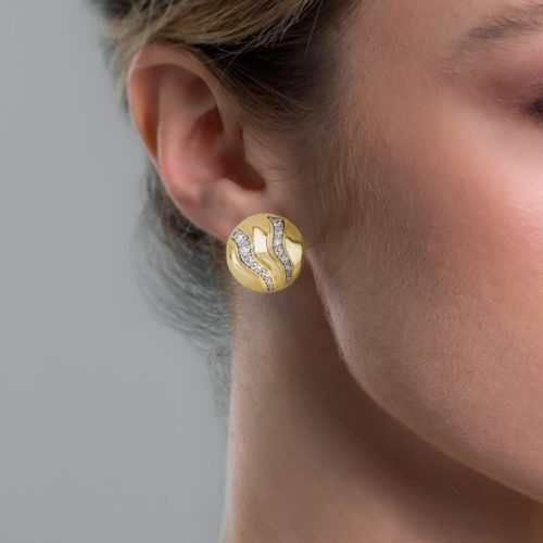 Photo to be taken as a reference for the size of the jewel.