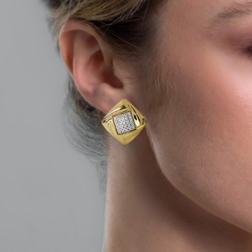 Photo to be taken as a reference for the size of the jewel.
