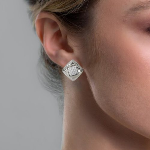Photo to be taken as a reference for the size of the jewel.