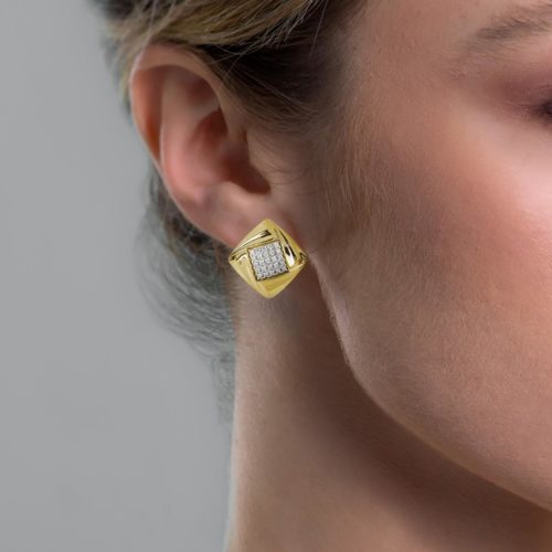 Photo to be taken as a reference for the size of the jewel.