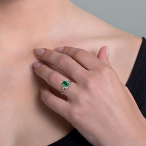 Photo to be taken as a reference for the size of the jewel.