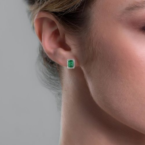 Photo to be taken as a reference for the size of the jewel.