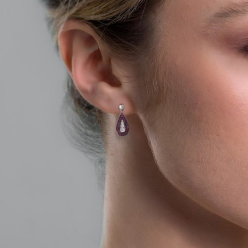 Photo to be taken as a reference for the size of the jewel.