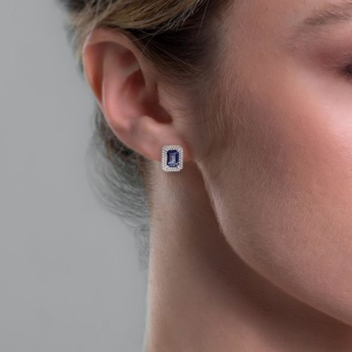 Photo to be taken as a reference for the size of the jewel. The color of the metal or stones of the object in the photo may not correspond with the selected version.