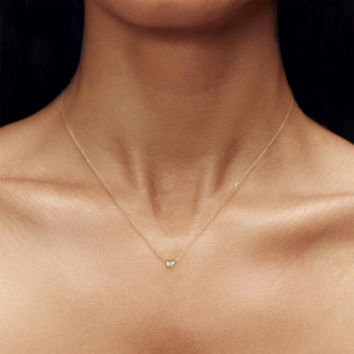Photo to be taken as a reference for the size of the jewel.